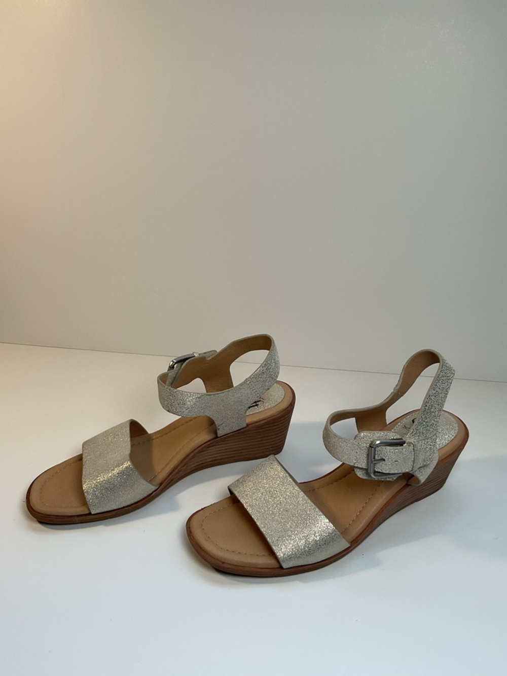Sofft Gold Wedge Sandals Glitter Comfort Chic Summer Size 7.5M - Picture 2 of 11